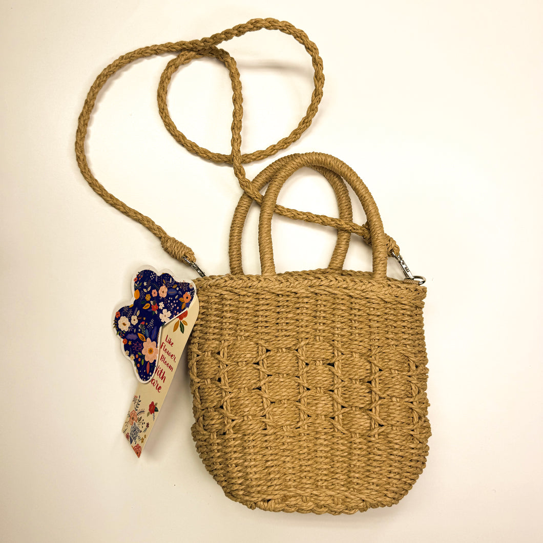 Woven Mini Crossbody Bag - حقيبة كتف صغيرة مصنوعة من الخوص